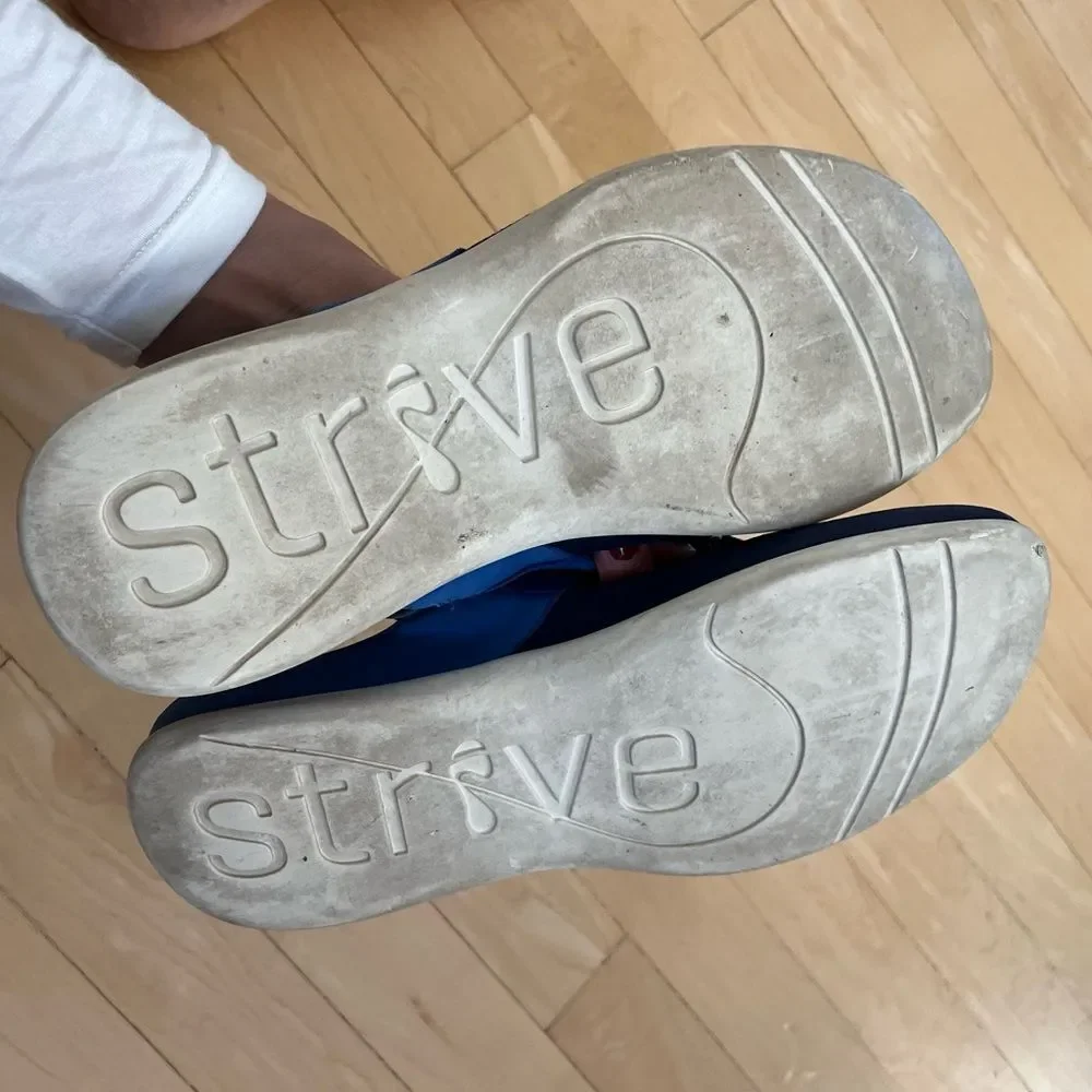 Strive Lipsi Thong Sandal in Blue 39.5